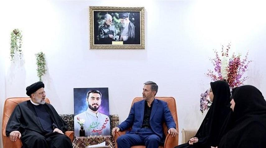 الرئيس الإيراني يزور عائلة الشهيد "وردي" الذي ارتقى على يد مثيري الشغب