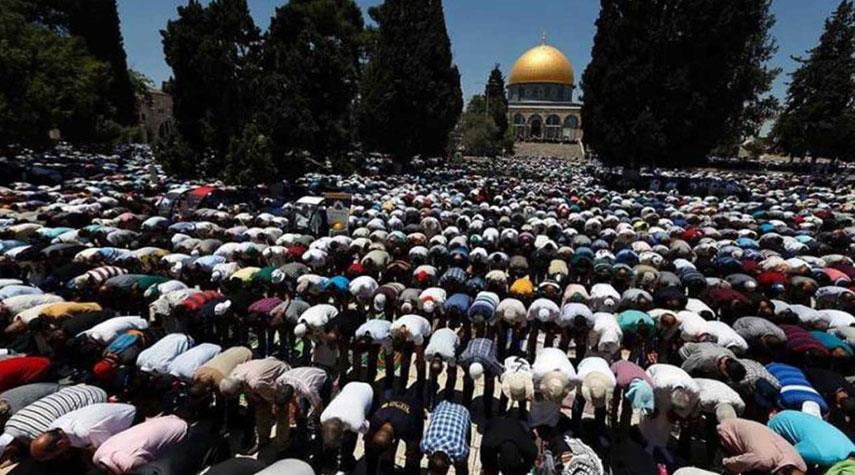 70 ألف مصلٍ يؤدون صلاة الجمعة في المسجد الأقصى