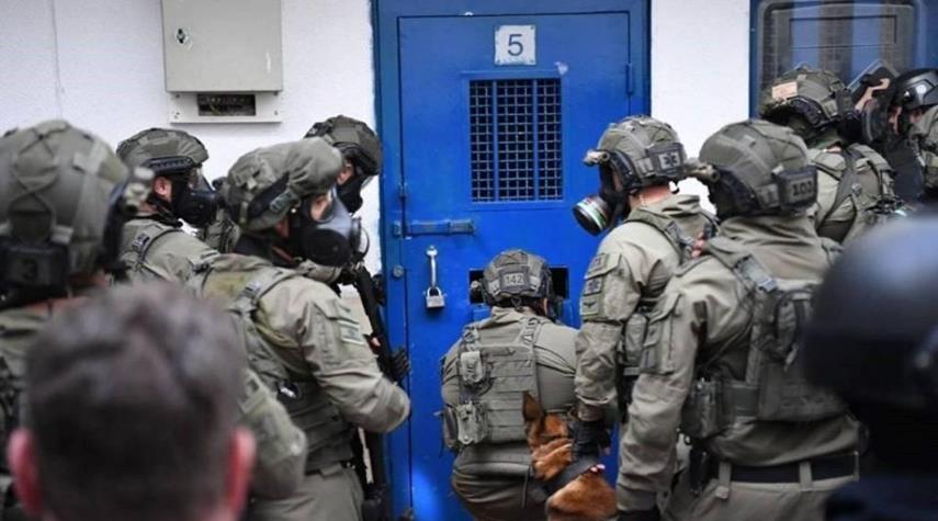 الاحتلال يقتحم سجن "مجدو" ويعزل 40 أسيراً خارج غرفهم