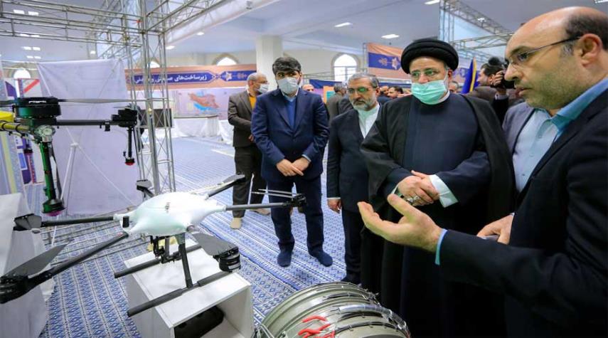 الرئيس الإيراني يتفقد معرض قدرات الإنتاج الداخلي العلمية والصناعية