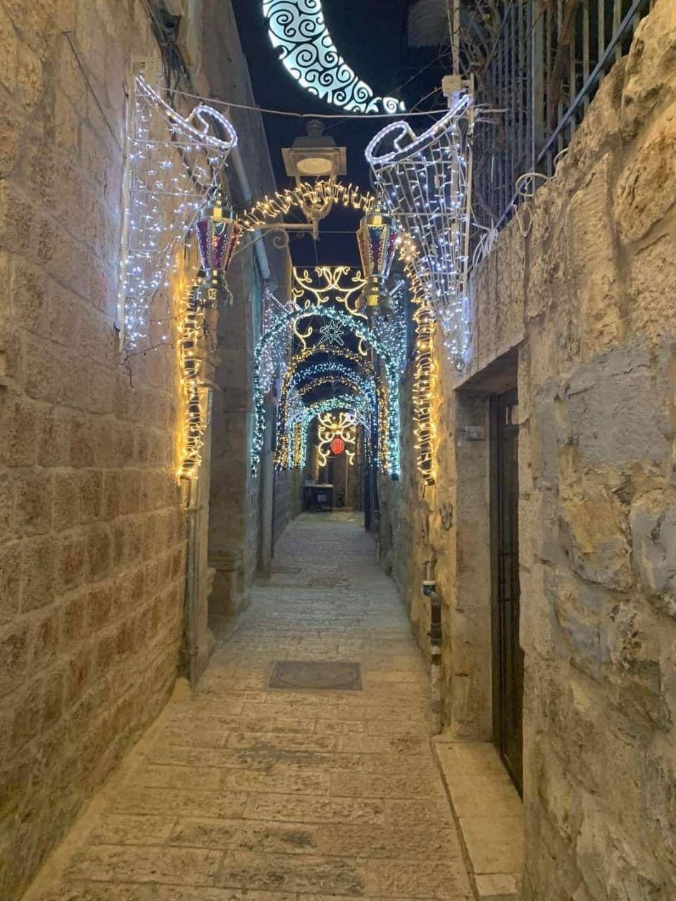 بالصور.. القدس تتزين استعدادا للشهر